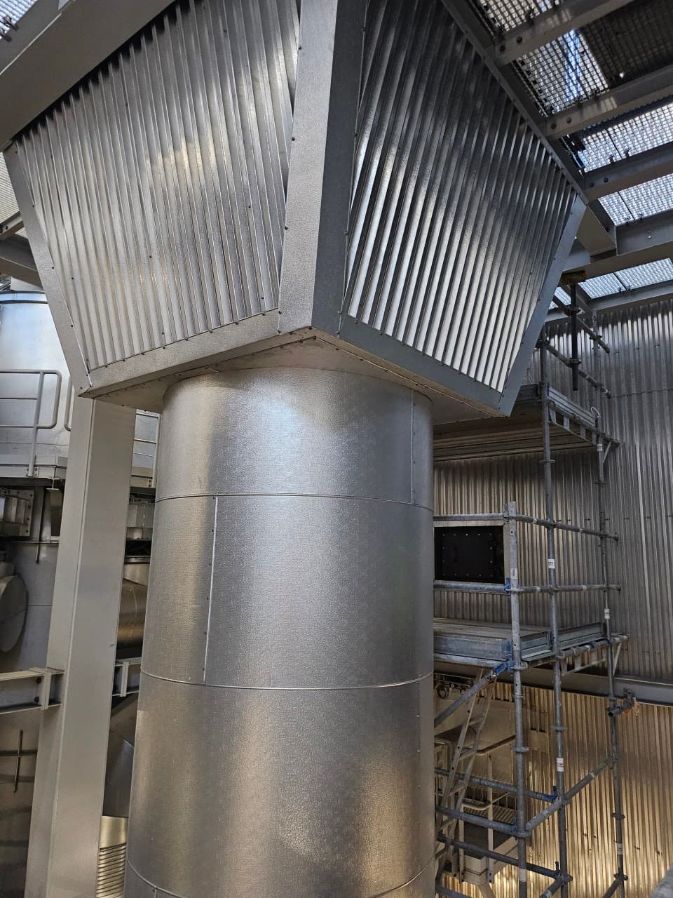 Team bei der Arbeit an technischen Isolierungen